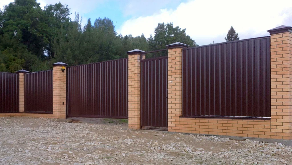 Цена Для частной территории забор из профнастила с кирпичными столбами в Москве Купить Для частной территории забор из профнастила с кирпичными столбами